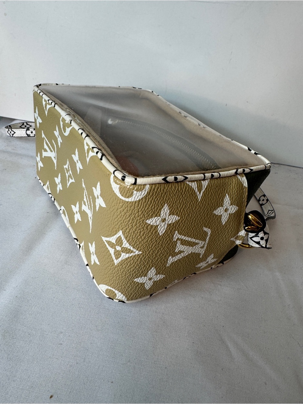 Louis Vuitton Olive Green and White Clear Crossbody Beach Pouch with Monogram - Picture 4 of 10